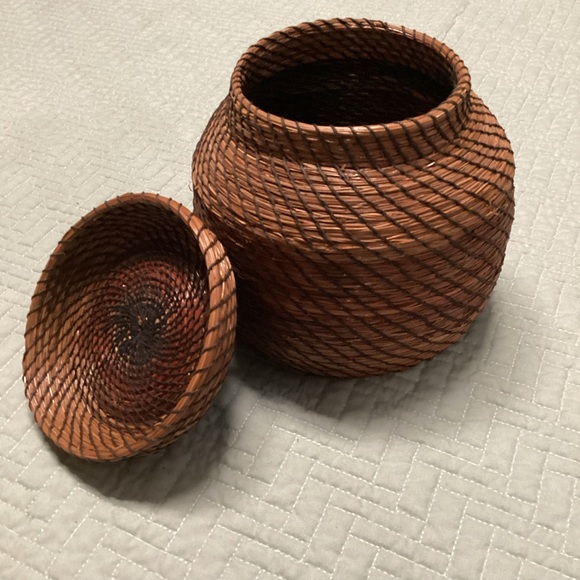 Vtg Pine Needle Native American Hand Woven Basket W/ Lid 7" Tall 6" wide - Picture 8 of 11